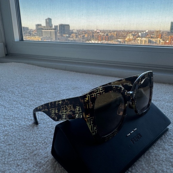 Fendi Roma Havana Logo Oversized Sunglasses - Picture 11 of 12